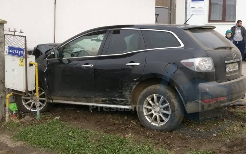Accident foarte GRAV. O persoană a intrat cu mașina într-un MAGAZIN (FOTO&VIDEO)