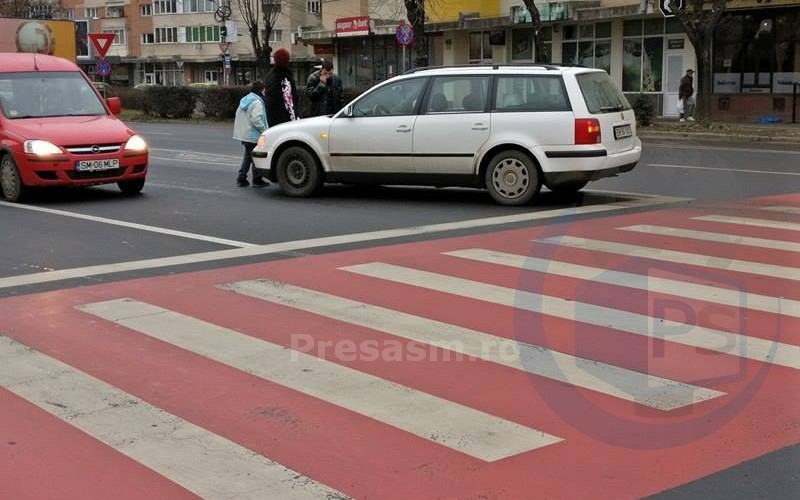 Pieton LOVIT de o mașină. VICTIMA a fugit de la locul ACCIDENTULUI (FOTOGALERIE)