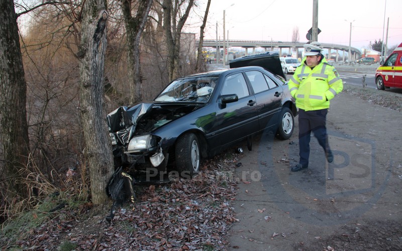 Accident cu victimă în municipiul Satu Mare. O mașină s-a oprit într-un COPAC (FOTO&VIDEO)