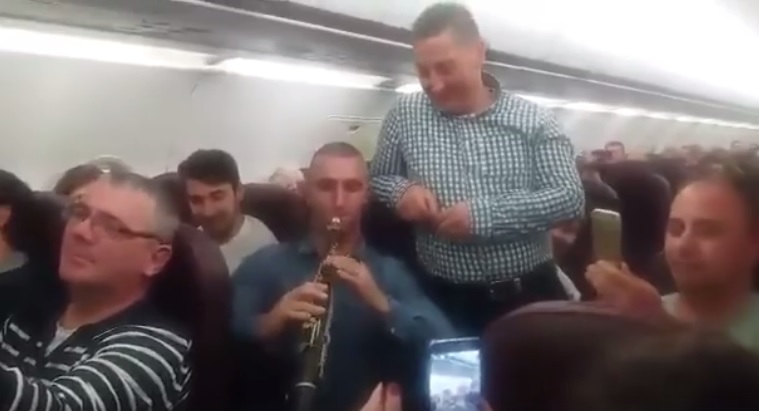 ÎNĂLȚĂTOR. Un nou clip video cu COLINDE pe zborul WIZZAIR Satu Mare - Londra (video)