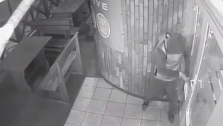 VIDEO. Cum s-a CHINUIT un hoț să spargă ușa unui bar din municipiul Satu Mare