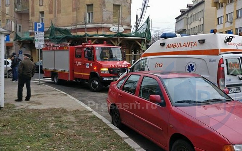 FEMEIE inconștientă, SALVATĂ de pompieri în municipiul Satu Mare (FOTO&VIDEO)