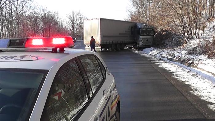 Un TIR înmatriculat în Satu Mare a derapat și a ajuns în șanț (FOTO)