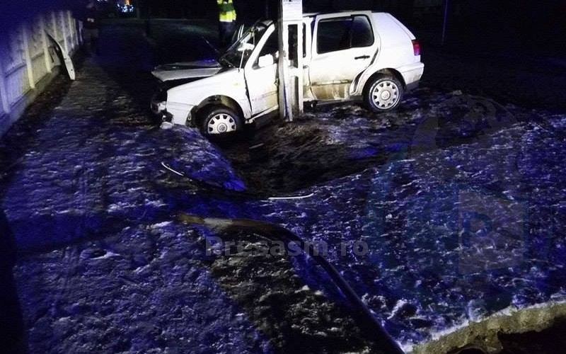 Accident lângă municipiul Satu Mare! O TÂNĂRĂ a intrat cu mașina în STÂLP (FOTO)