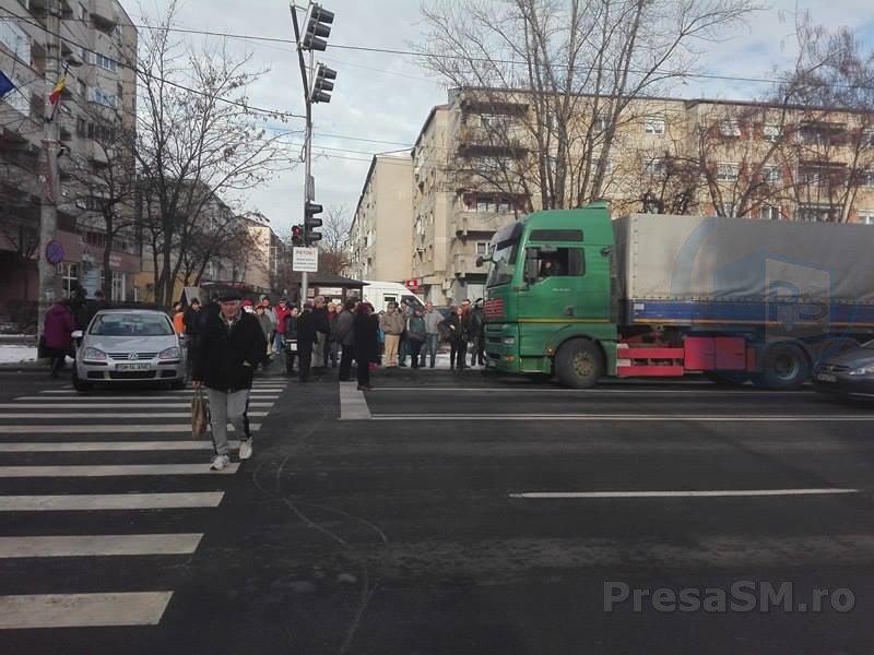 FOTO. Accident pe Drumul Careiului. Un camion a luat în plin un autoturism