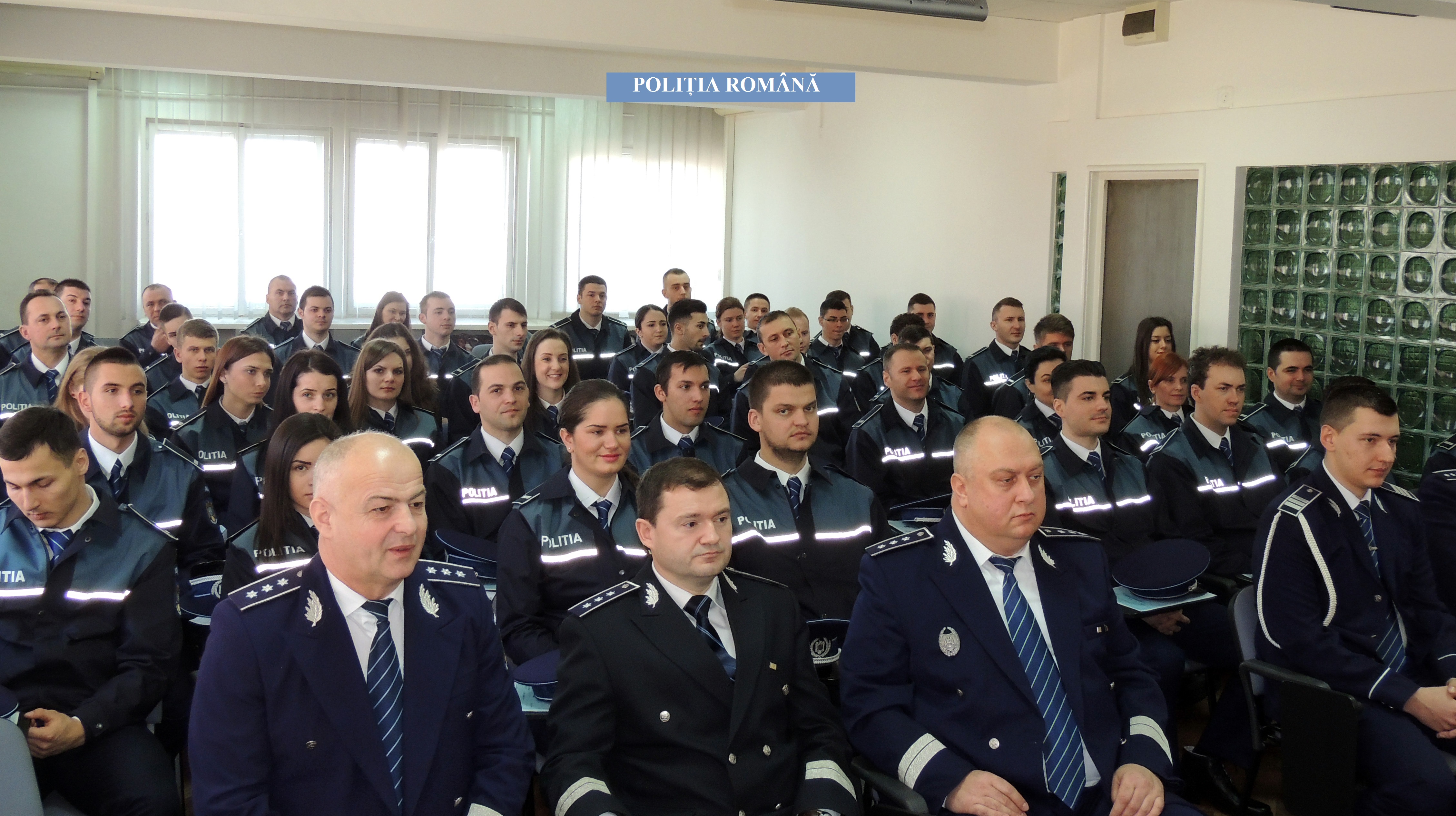 Bani mai mulți pentru polițiștii, militarii și civilii, angajați MAI