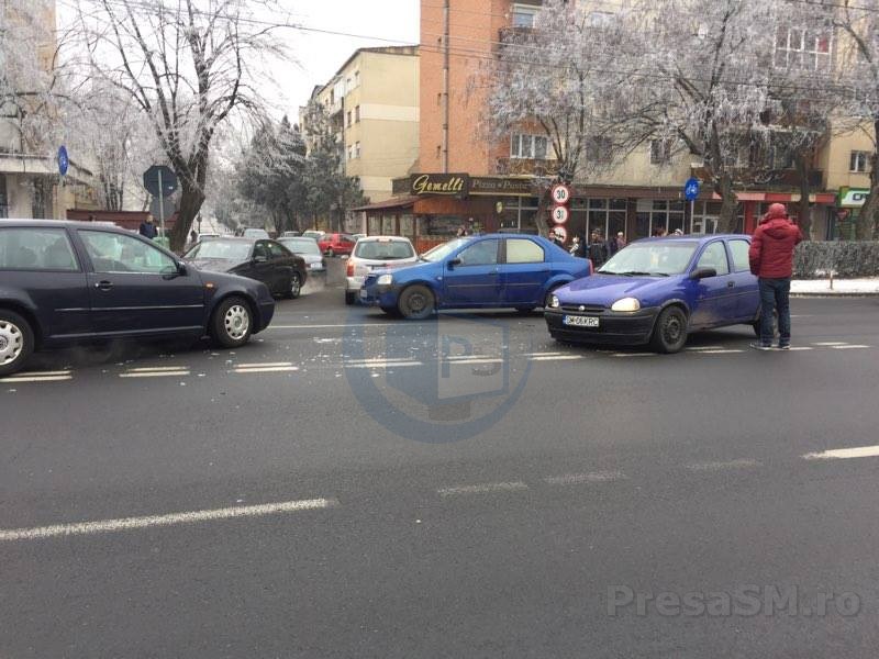 Accident pe Drumul Careiului. Impact frontal între două mașini (FOTOGALERIE)