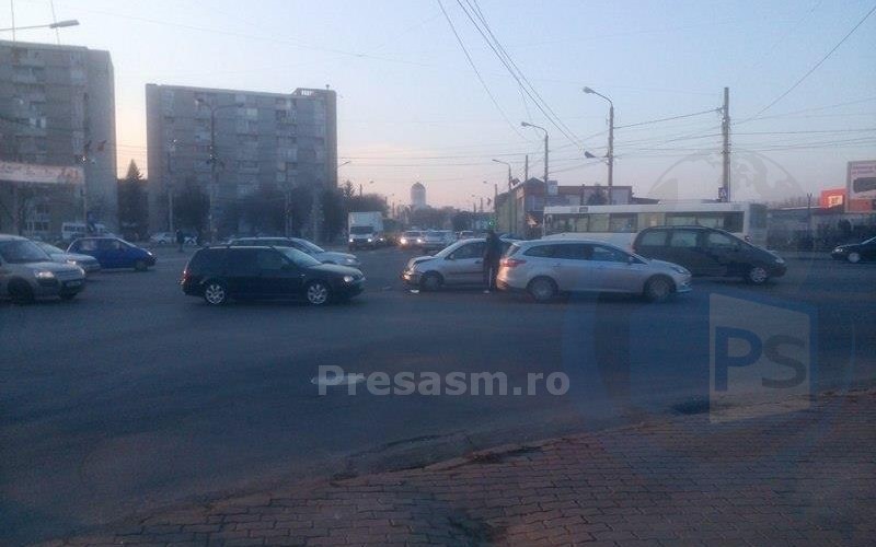 Accident în intersecția de la Burdea. Aglomerația își spune cuvântul (FOTOGALERIE)