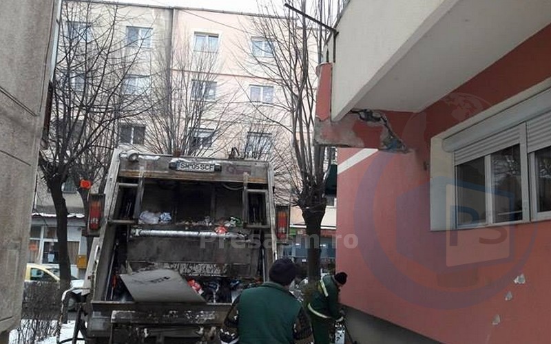 Un șofer a intrat cu camionul într-un bloc din Cartierul Micro 16 (FOTOGALERIE)