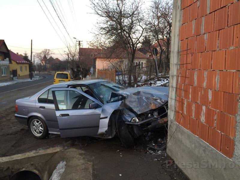 Mort de beat și fără permis, a intrat cu mașina într-o casă!