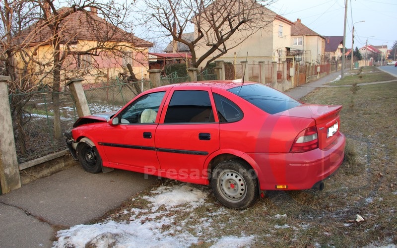 Un șofer s-a crezut în filme, dar s-a oprit într-un gard! Apoi a ajuns la Urgență