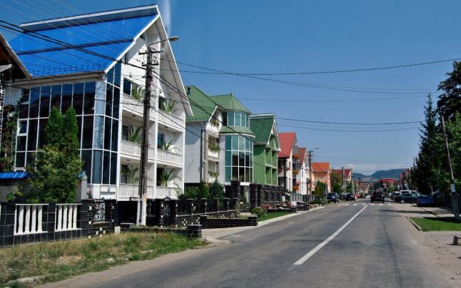 Un hoț a pus pe jar Țara Oașului. A luat mașinile oșenilor la rând