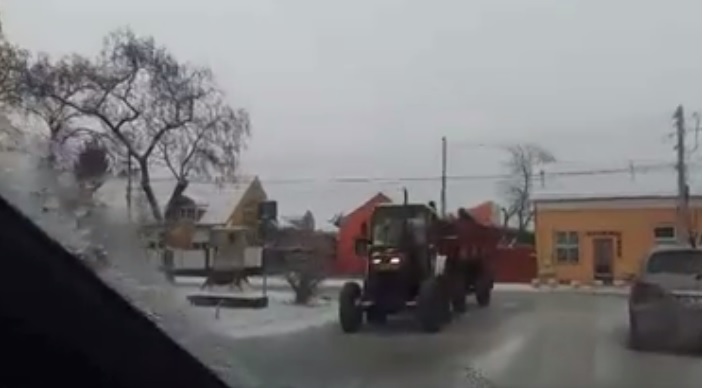 VIDEO. Metoda clasică de deszăpezire la Satu Mare. Tractorul, lopata și muncitorii