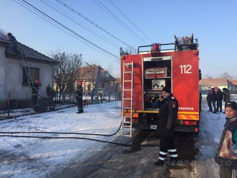 Casă în flăcări în județ. Pompierii au intervenit cu mai multe autospeciale