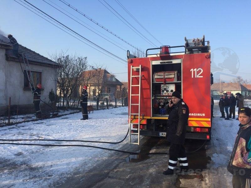 FOTO&VIDEO. Incendiu la o casă din județ. Intervin mai multe echipaje de pompieri