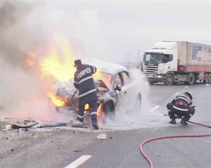 DISTRUGERE. Autoturism în FLĂCĂRI în județul Satu Mare