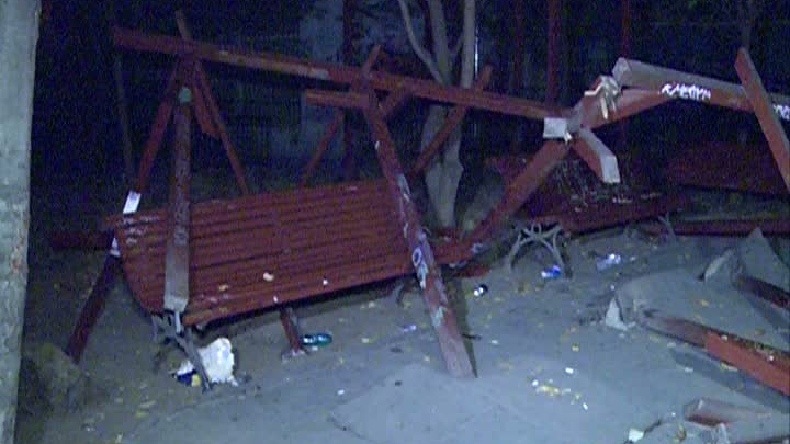 Parc distrus în totalitate. Nu au scăpat nici băncile, becurile sau pubelele