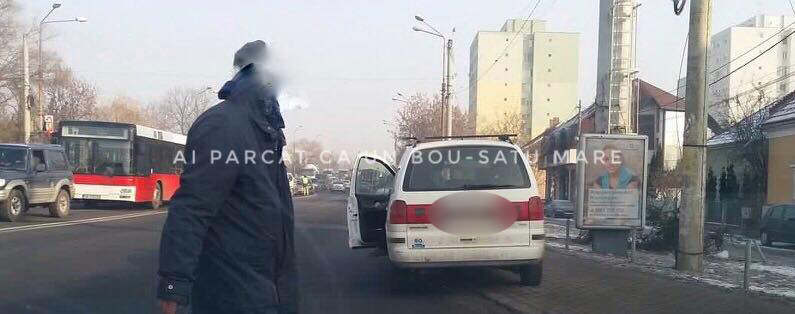 Sătmărean ”certat” pentru că a suprins un șofer care a parcat ilegal pe Podul Decebal