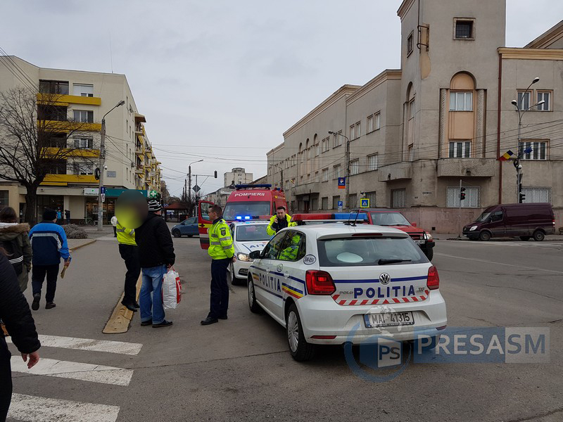 FOTO&VIDEO. Pieton lovit de o mașină în centrul Sătmarului. Șoferul a fugit