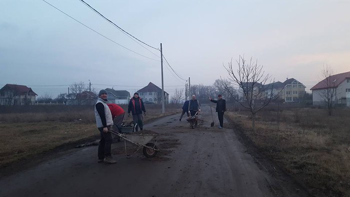 INCREDIBIL. Sătui de gropi, sătmărenii își repară singuri drumul (FOTOGALERIE)