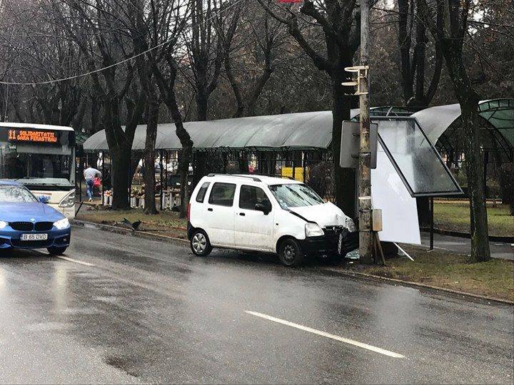 Accident rutier în centrul Sătmarului. A intrat cu mașina în stâlp (FOTO)