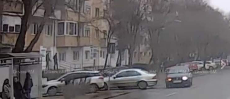 VIDEO. Accident LIVE în municipiul Satu Mare. Impact între două mașini