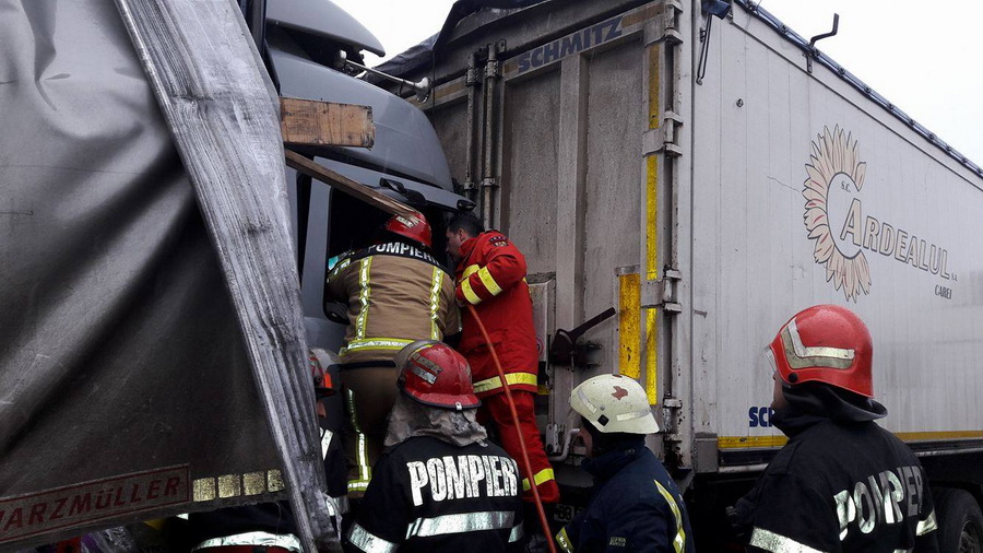 Impact între două TIR-uri. O sătmăreancă a ajuns la Urgențe (FOTO&VIDEO)