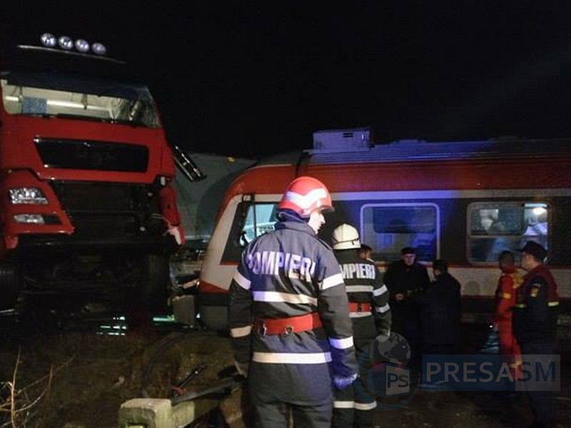 Impact CRUNT între un tren și un TIR la Botiz (FOTO&VIDEO)