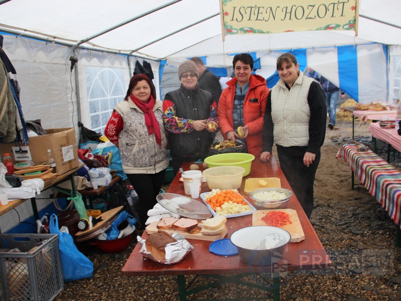 FOTOGALERIE. Concurs de tăiat porci în județ. Cele mai tari preparate și cei mai buni bucătari