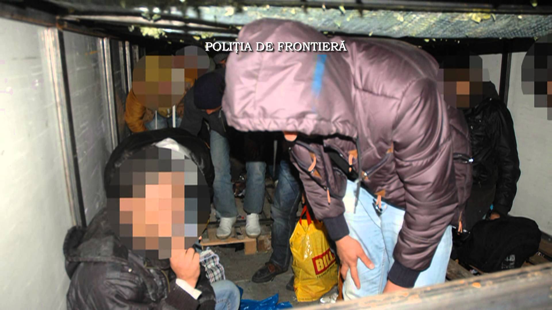 VIDEO. Șase migranți au fost reținuți în Petea. Ascunși într-un microbuz