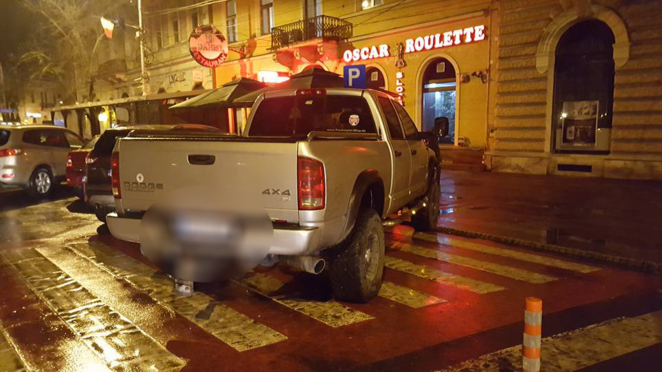 Parcarea anului în municipiul Satu Mare. ”Trecere” pentru mașini (FOTO)