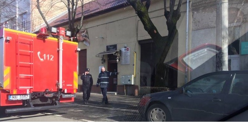 Pericol în centrul Sătmarului. Tencuiala s-a desprins de pe mai multe clădiri (FOTO)