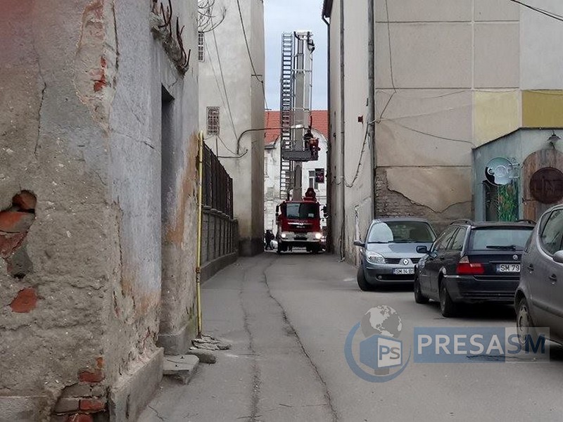 FOTO. Vântul provoacă probleme în municipiul Satu Mare. Pompierii intervin în centru