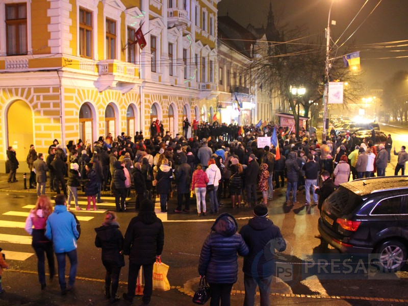 Protestatarii nu renunță la Satu Mare. Tot mai mulți în stradă (FOTOGALERIE)