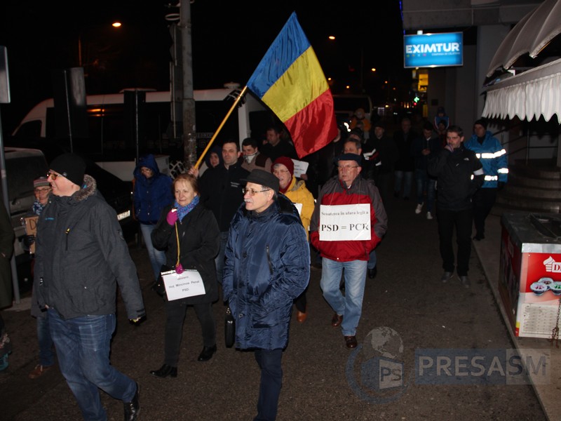 Zeci de protestatari din nou în stradă la Satu Mare (FOTOGALERIE)