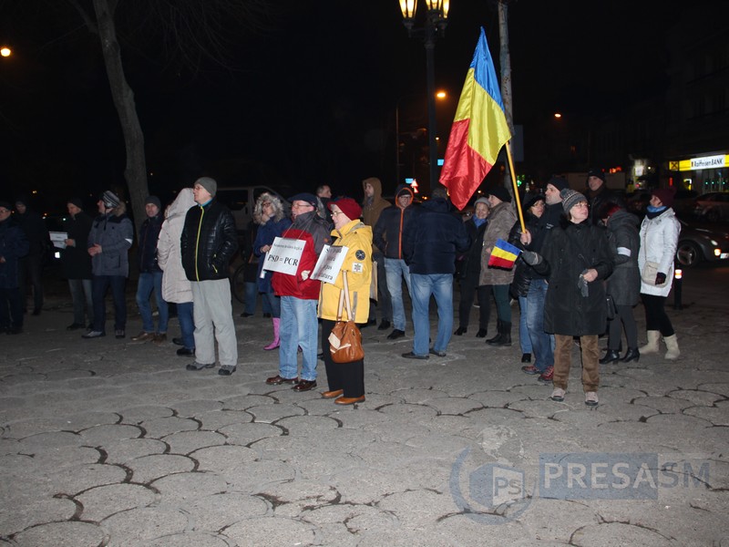 Nu cedează. Zeci de persoane mențin ”flacăra” protestelor la Satu Mare (FOTOGALERIE)