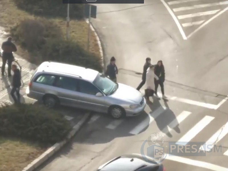 NEBUNIE. Un sătmărean a traversat trecerea de pietoni cu mașina (FOTO&VIDEO)