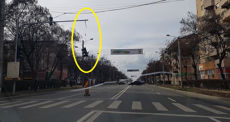 Harcea-parcea în Sătmar. ”Dorel” a rupt semaforul de pe Drumul Careiului