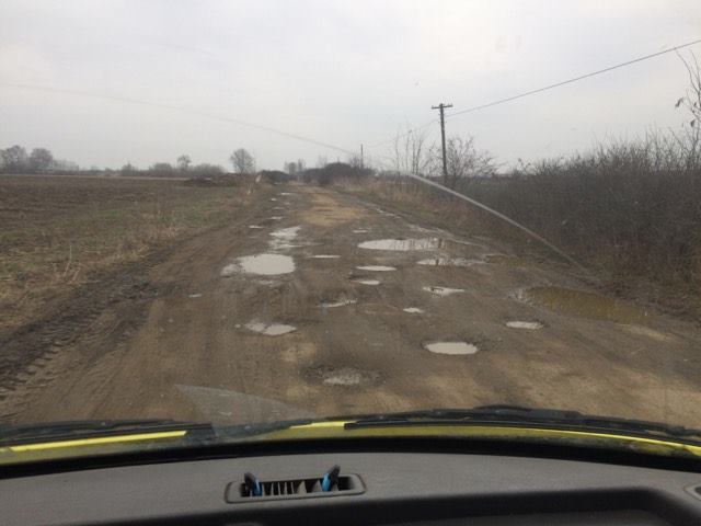 VIDEOREPORTAJ. Coșmarul de pe cel mai prost drum județ. Poate chiar din România