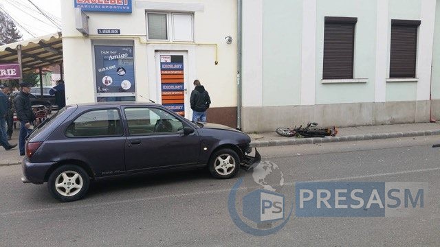FOTO. Accident în municipiul Satu Mare. Mopedist lovit de o mașină
