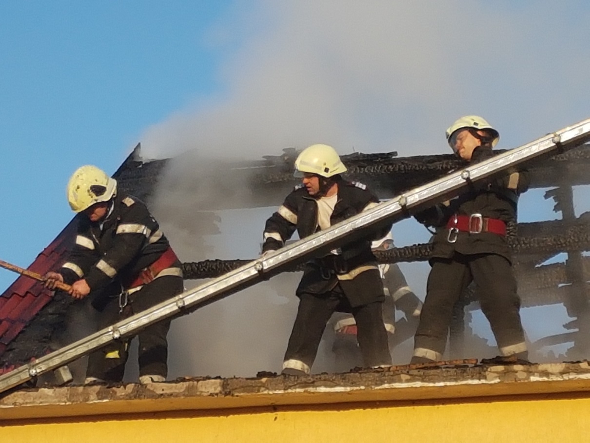 FOTOGALERIE. Incendiu de proporții la o vilă din Negrești-Oaș