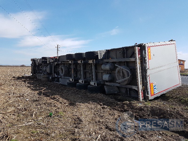 Povestea TIR-ului răsturnat în Satu Mare. De ce nu a fost ridicat până acum