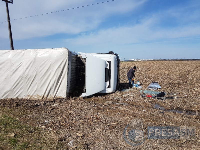 FOTO&VIDEO. Calvarul șoferului, răsturnat cu TIR-ul. A dormit sub cerul liber
