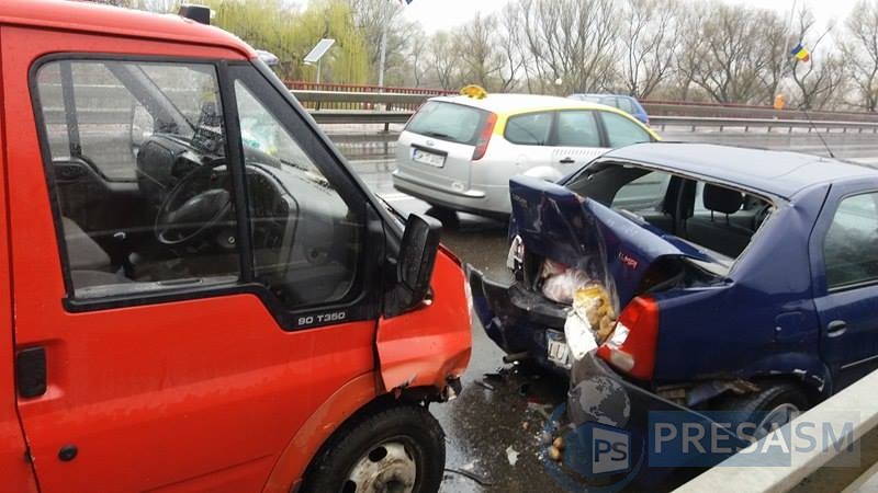 FOTOGALERIE. Accident pe Podul Golescu. Traficul, blocat pe o bandă