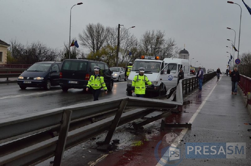 FOTOGALERIE. Accident rutier pe Podul Golescu. Trafic blocat și parapet rupt