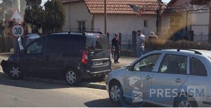 FOTOGALERIE. Accident în Satu Mare. O femeie a intrat cu mașina în stâlp