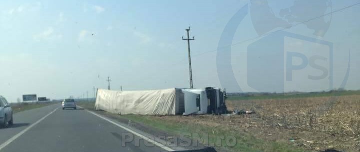 FOTO. Accident spectaculos. TIR răsturnat la ieșire din municipiul Satu Mare