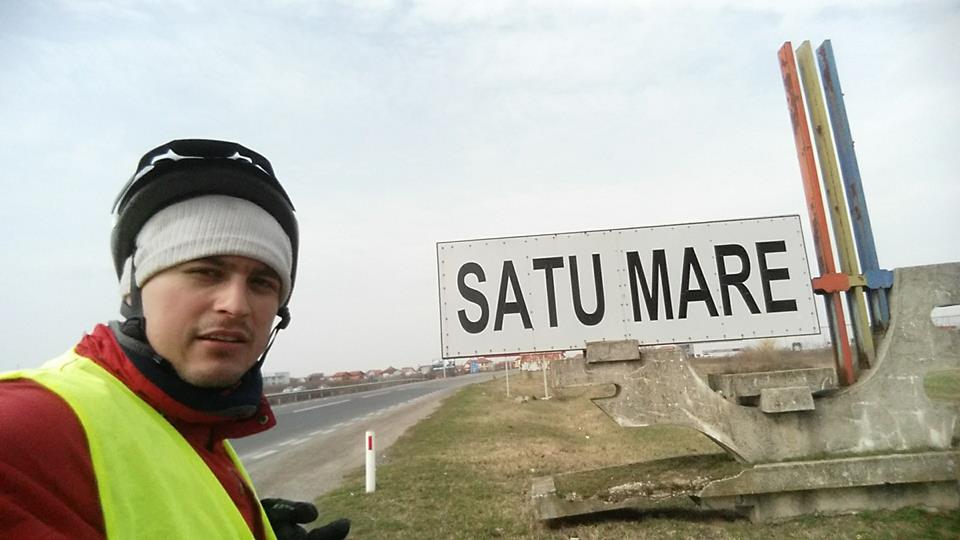 FOTO&VIDEO. Povestea fantastică a tânărului care face ocolul României cu o bicicletă și un cort
