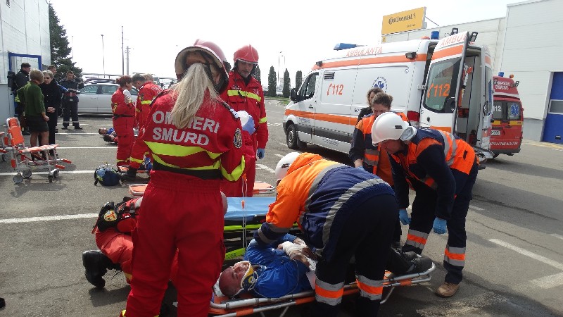 ÎNGERI PĂZITORI. Pompierii sătmăreni au salvat mii de persoane în acest an