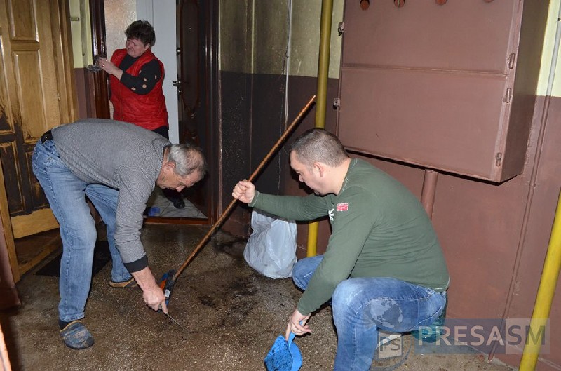 FOTOGALERIE. Scene ȘOCANTE. Un bărbat și-a dat foc în Cartierul Micro 16